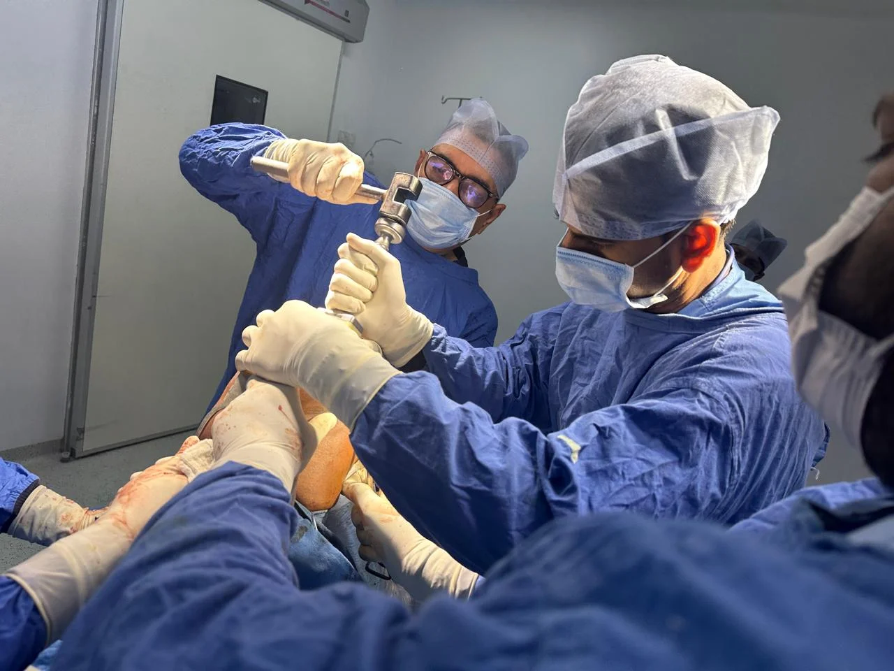 knee-implant-prosthesis